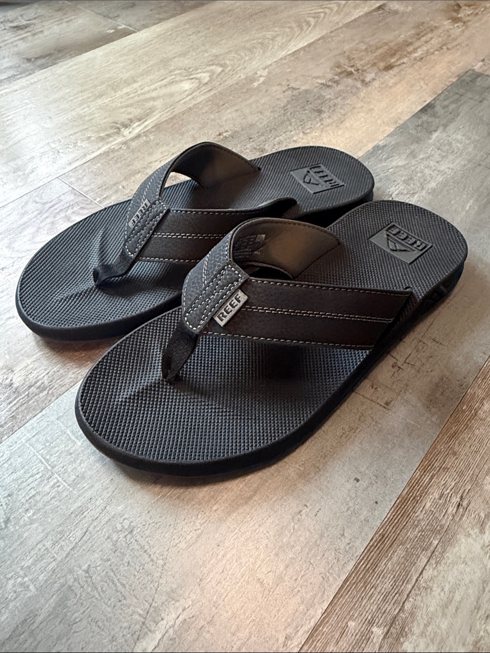 NWOT! Mens reef flip flops